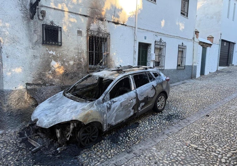 Arden dos coches en dos calles del Albaicín en apenas media hora